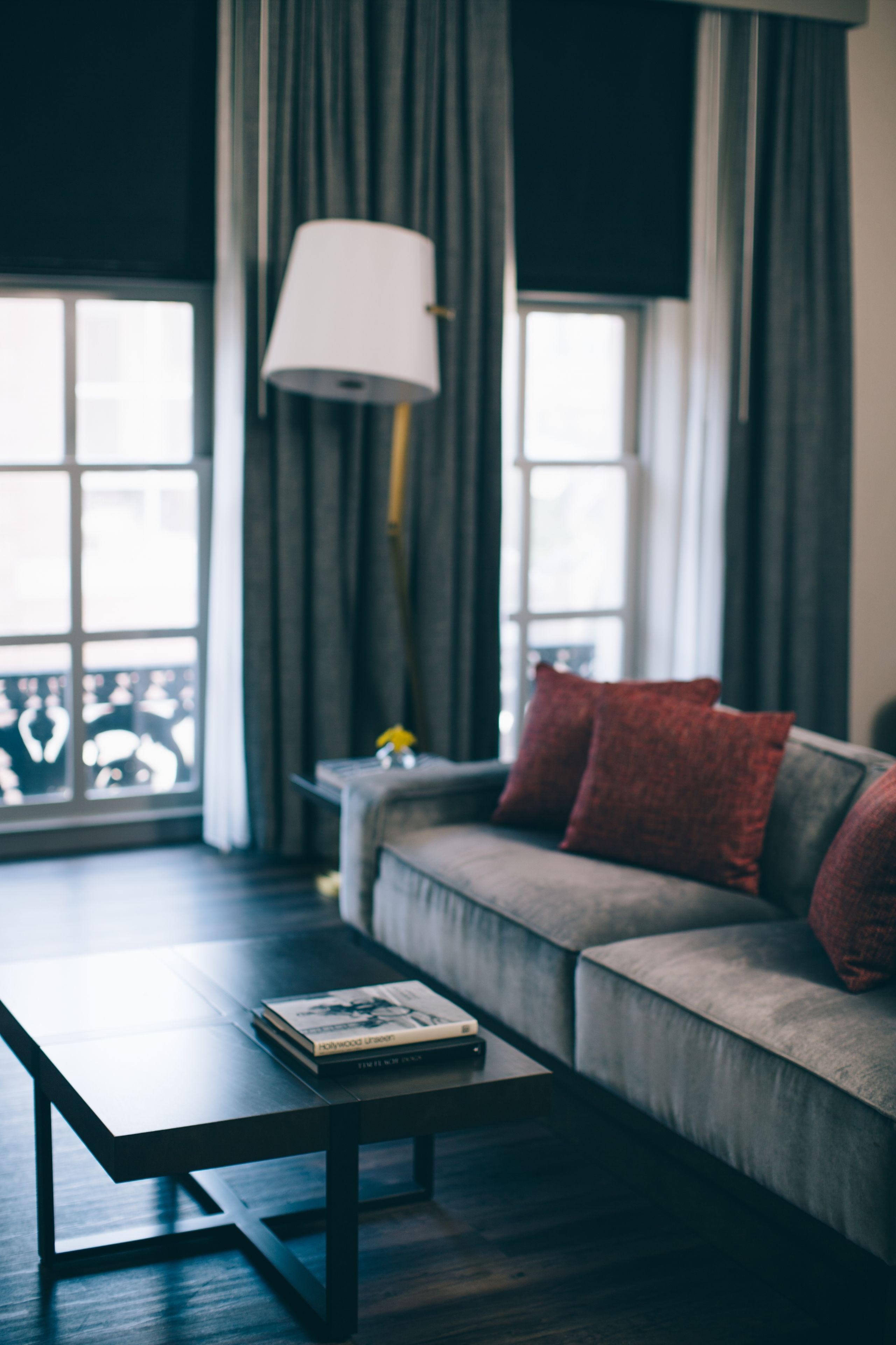 Un salon moderne avec un canapé, une table basse et une lampe.