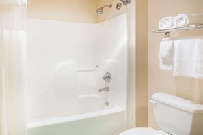 Combined shower/bathtub, free toiletries, hair dryer, towels - Baymont by Wyndham Hot Springs On the Lake (Hot Springs)