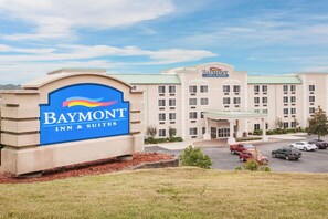 Exterior - Baymont by Wyndham Hot Springs On the Lake (Hot Springs)