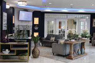 Una sala de estar moderna con chimenea, televisor y un ventanal grande.