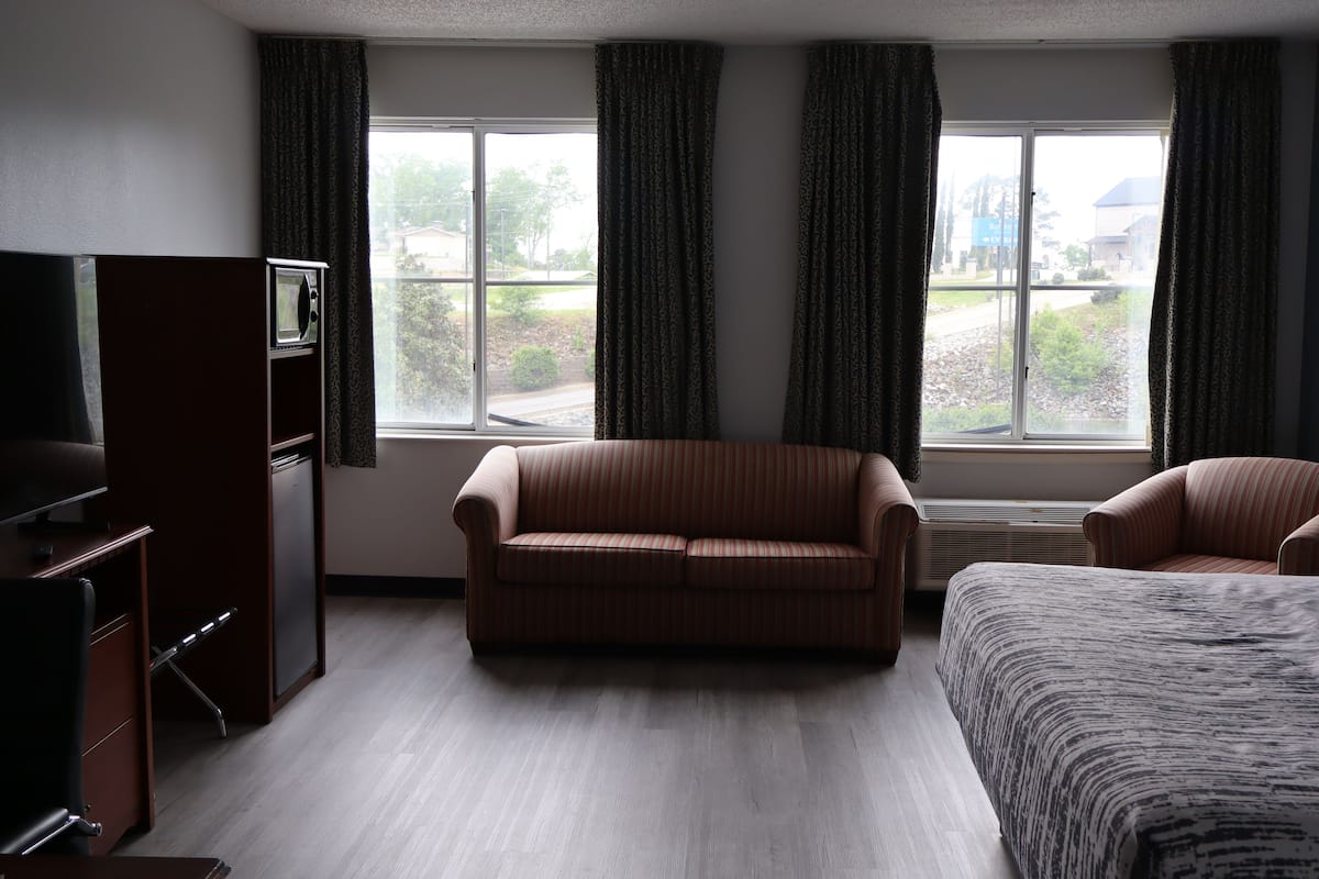 Superior Room, 1 King Bed, Non Smoking | Desk, iron/ironing board, free cribs/infant beds, free WiFi