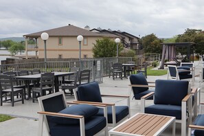 Terrace/patio - Baymont by Wyndham Hot Springs On the Lake (Hot Springs)