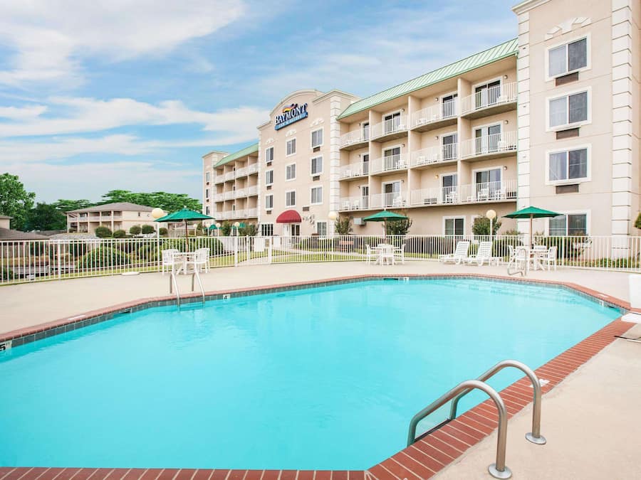 Außenpool (je nach Saison geöffnet), Sonnenschirme