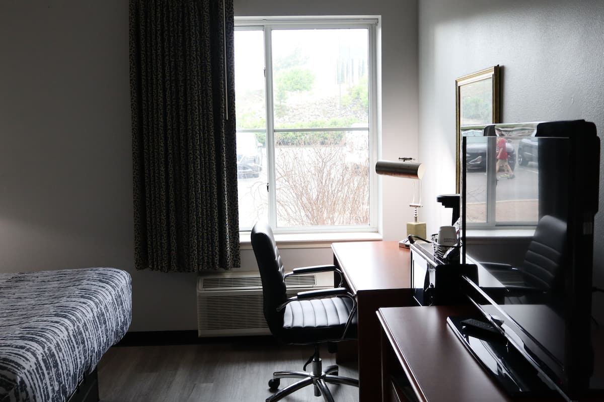 Room, 1 Queen Bed, Accessible, Non Smoking (Mobility) | Desk, iron/ironing board, free cribs/infant beds, free WiFi