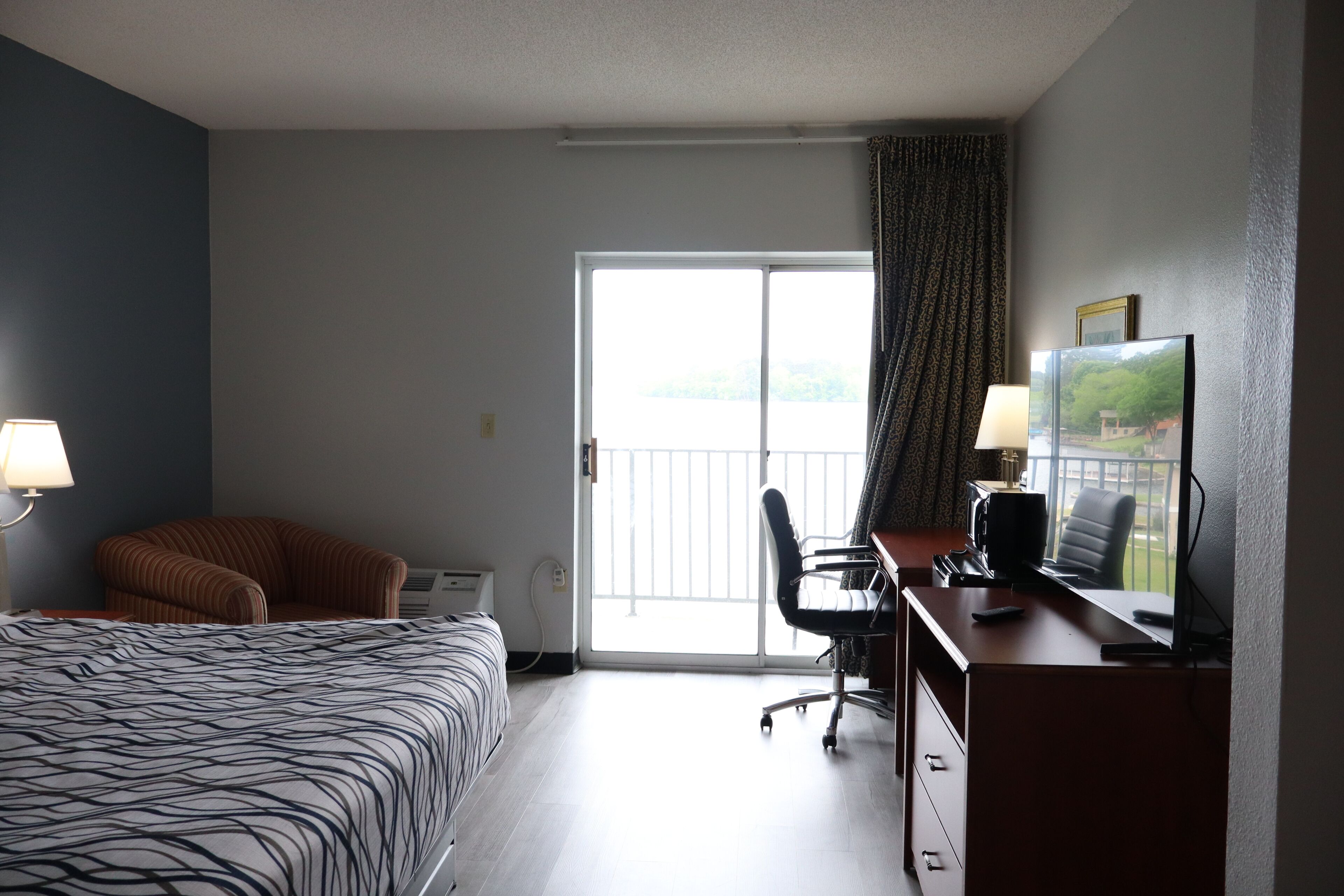 Room, 1 King Bed, Non Smoking, Lake View | Desk, iron/ironing board, free cots/infant beds, free WiFi