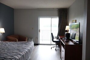 客房, 1 张特大床, 无烟房, 湖景 | 办公桌、熨斗/熨衣板、免费 WiFi、床单