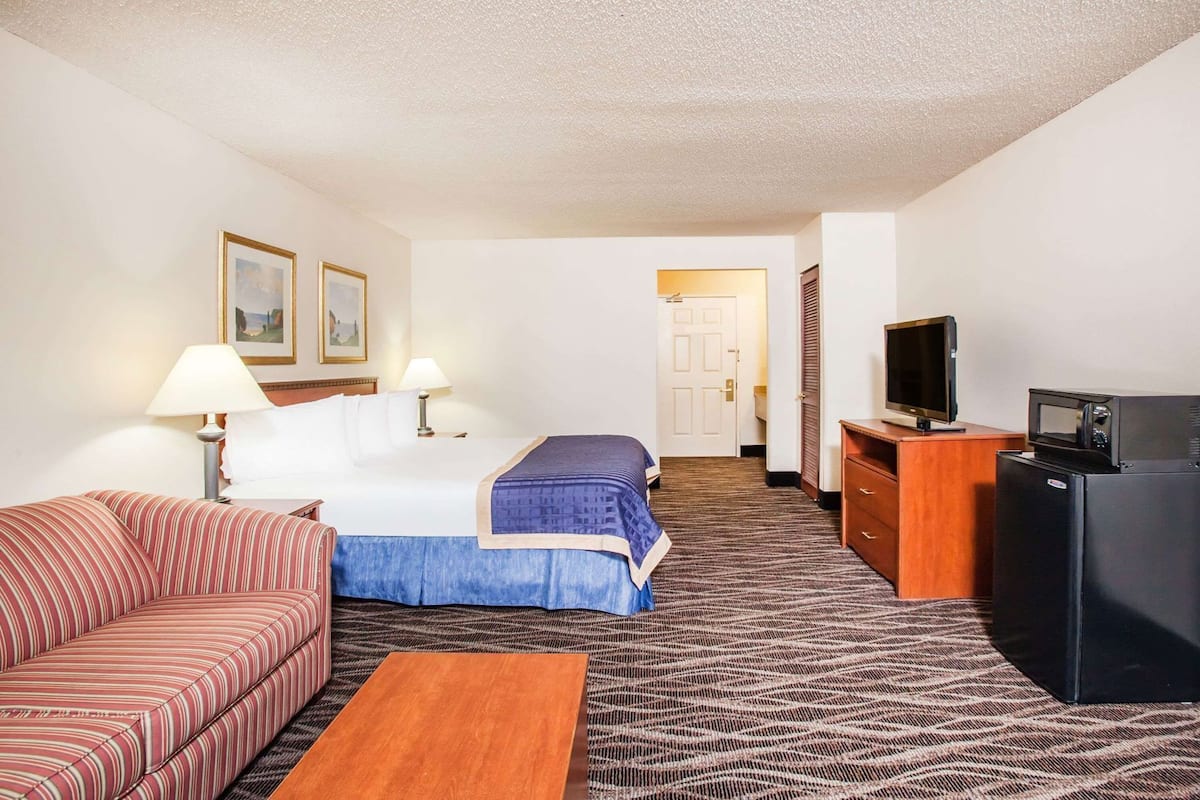 Desk, iron/ironing board, free WiFi, bed sheets