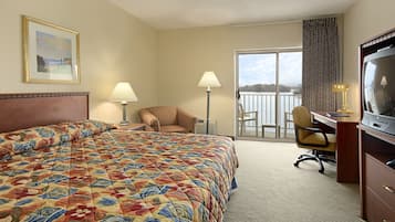 Skrivebord, strykejern/-brett og barnesenger (inkludert)