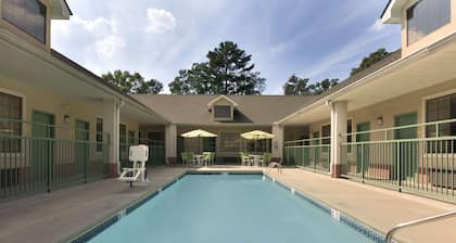 Super 8 by Wyndham Chatsworth/Dalton