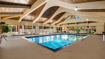 Piscina coperta, con ingresso dalle 06:00 alle 23:00, lettini