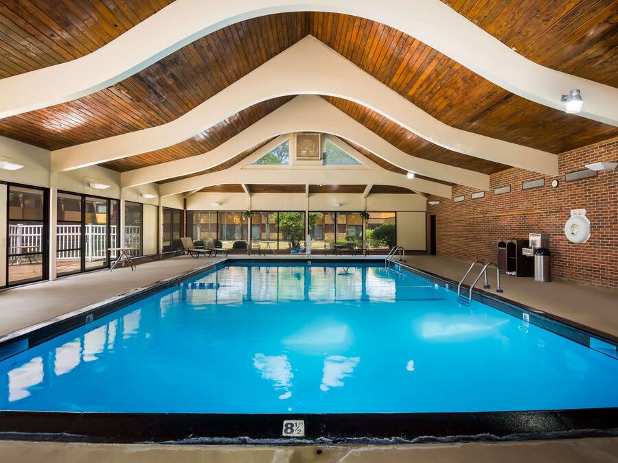 Innendørsbasseng og solsenger