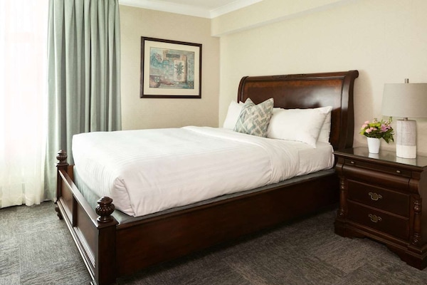 Bộ đồ giường cao cấp, chăn bông, minibar, két bảo mật tại phòng