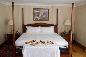Deluxe Room, 1 King Bed | Premium bedding, down comforters, minibar, in-room safe - The Waterside Inn (Mississauga)