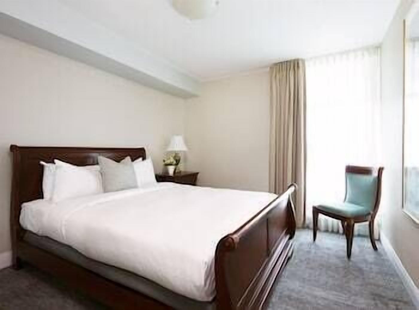 Premium-sengetøj, dundyner, minibar, pengeskab på værelset