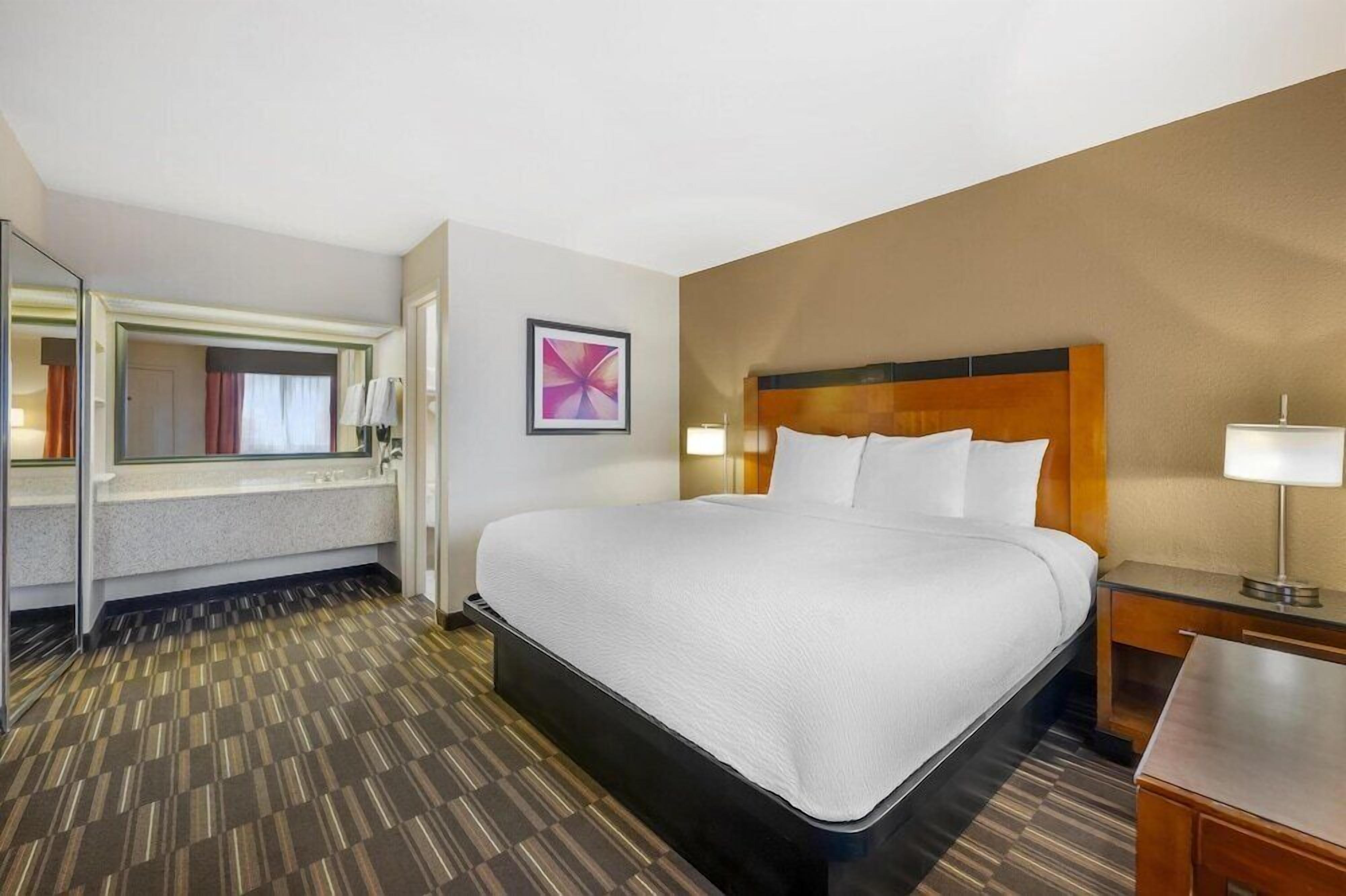 Pillowtop beds, in-room safe, desk, soundproofing