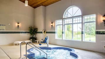 Piscine couverte, chaises longues