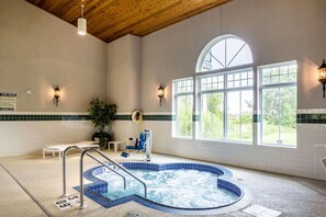 Una piscina cubierta, tumbonas