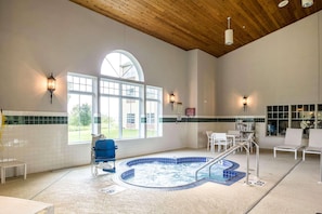 Piscine couverte, chaises longues