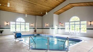Piscine couverte, chaises longues