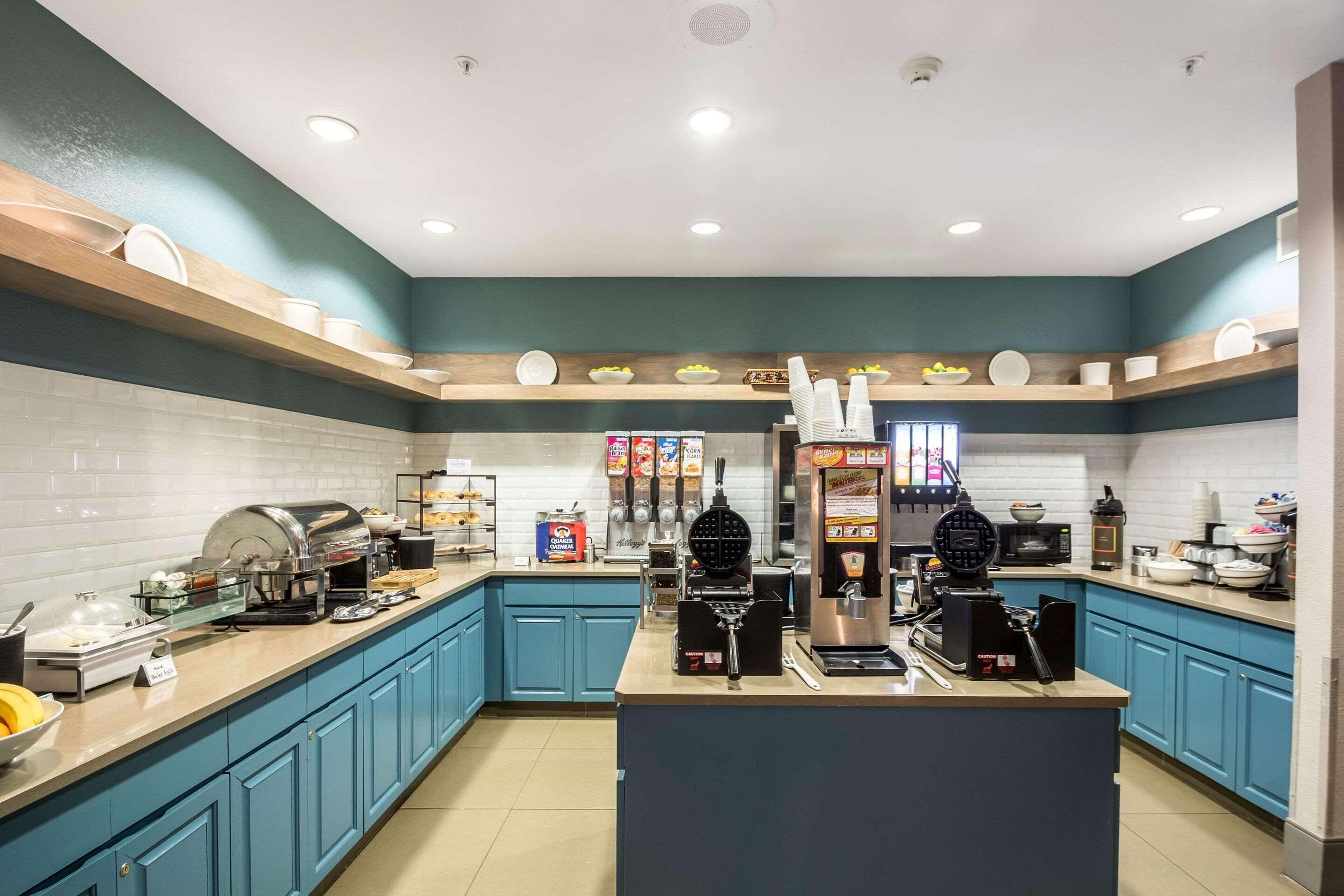 free buffet breakfast