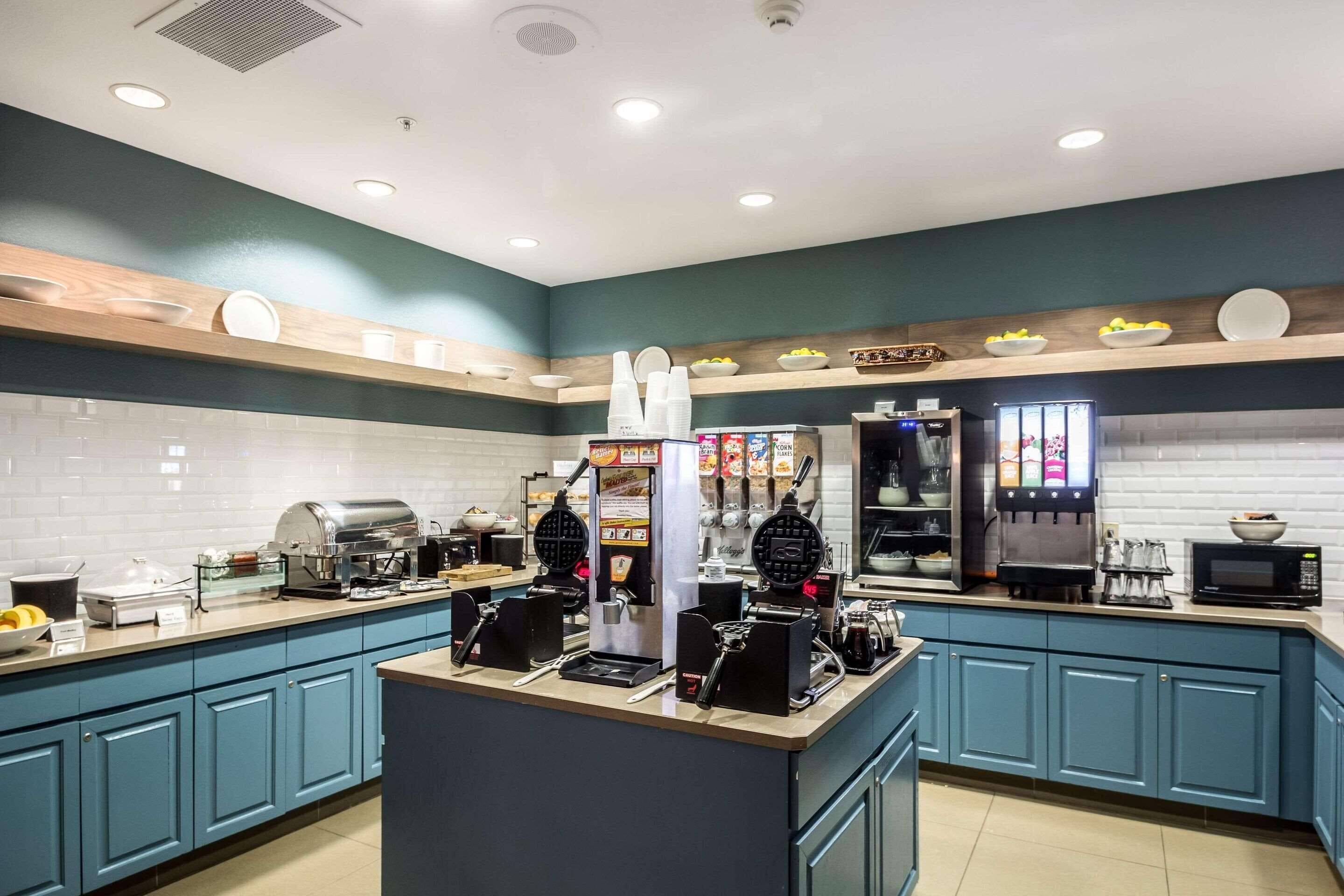 free buffet breakfast