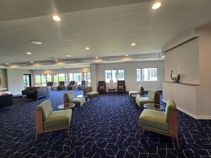 Lobby sitting area - Courtyard by Marriott Fargo Moorhead, MN (Moorhead)