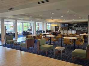 Breakfast and dinner served, American cuisine - Courtyard by Marriott Fargo Moorhead, MN (Moorhead)