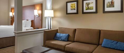 Hochwertige Bettwaren, laptopgeeigneter Arbeitsplatz