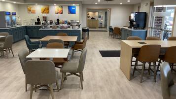 Desayuno de autoservicio incluido todos los días