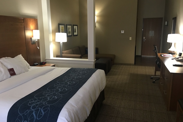 Hochwertige Bettwaren, laptopgeeigneter Arbeitsplatz