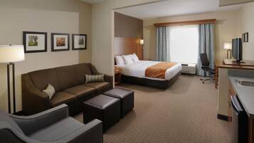 套房, 1 张特大床 | 起居区 | 40-英寸LED 电视 (配备有线频道)、电视