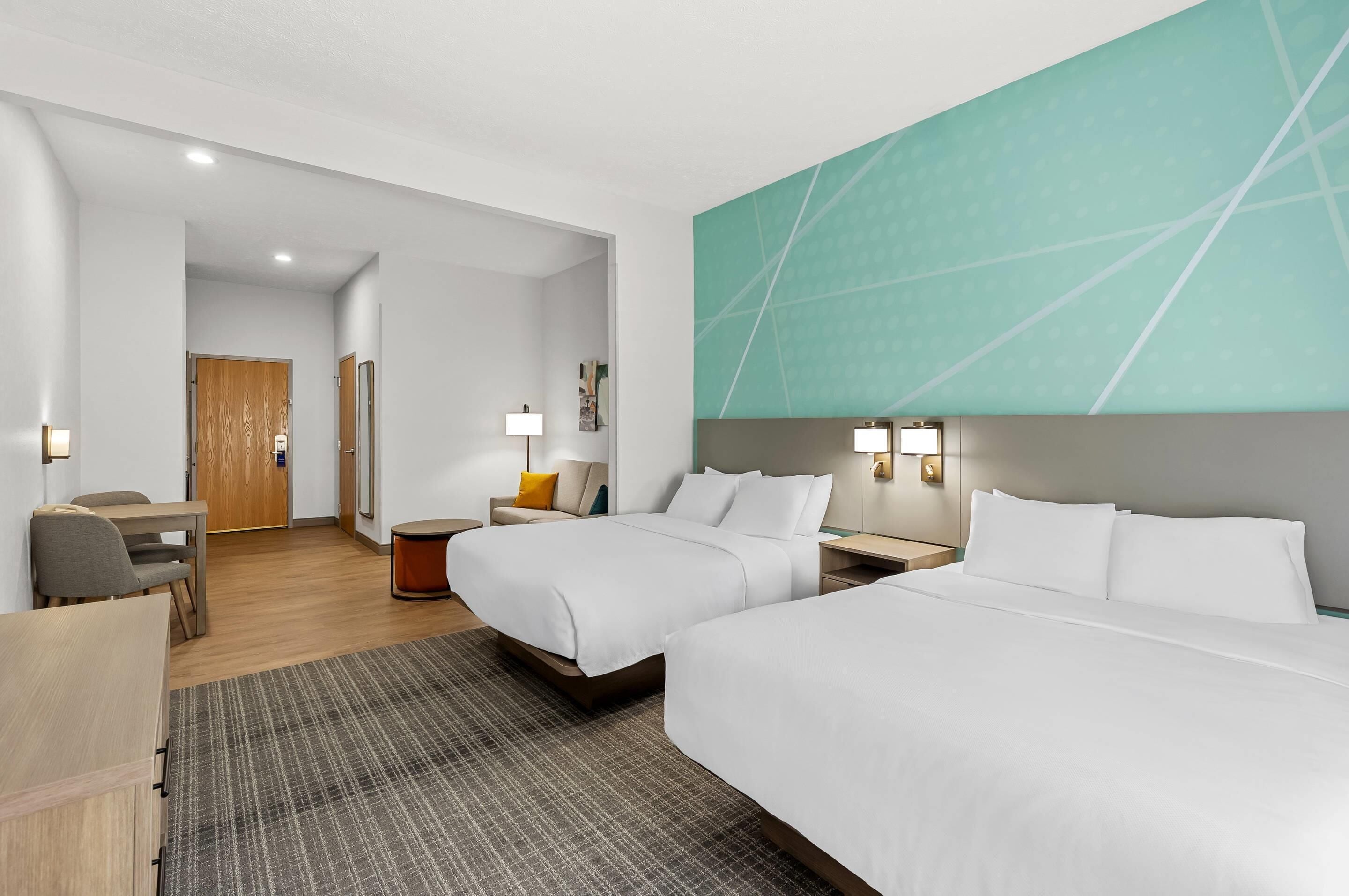 2 Queen Beds, Suite, Nonsmoking, First Floor | Sengetøy av topp kvalitet, skrivebord for bærbar PC og blendingsgardiner