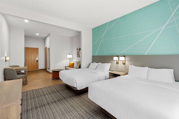 2 Queen Beds, Suite, Nonsmoking, First Floor | Biancheria da letto di alta qualità, postazione laptop, tende oscuranti