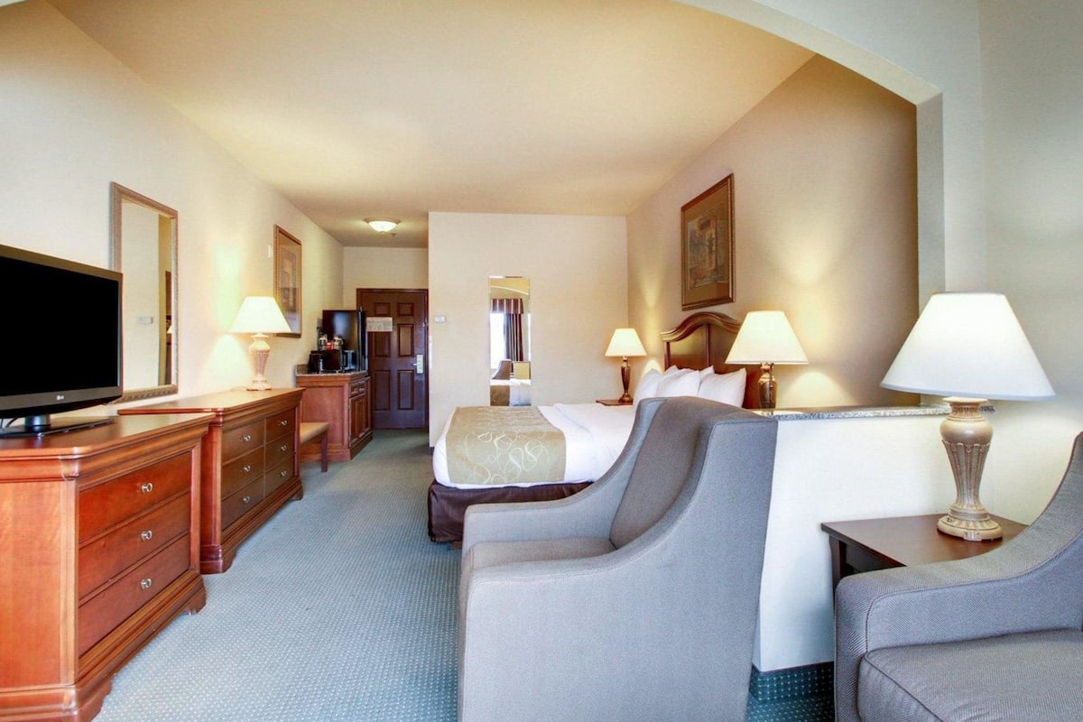 individually decorated, individually furnished, desk, laptop workspace