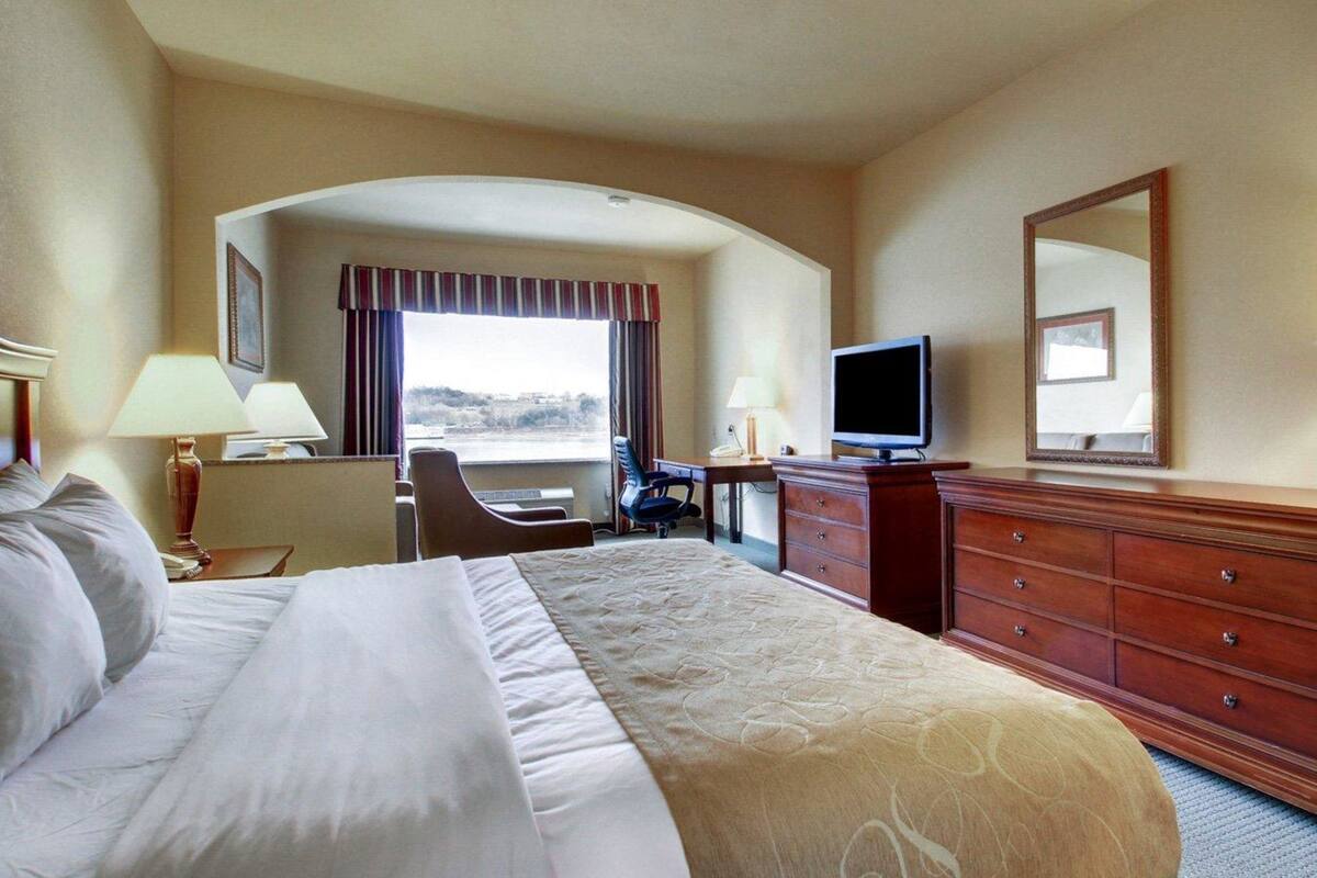 individually decorated, individually furnished, desk, laptop workspace