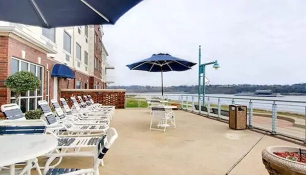 Terrace/patio - Clarion Suites Vidalia Riverfront (Vidalia)