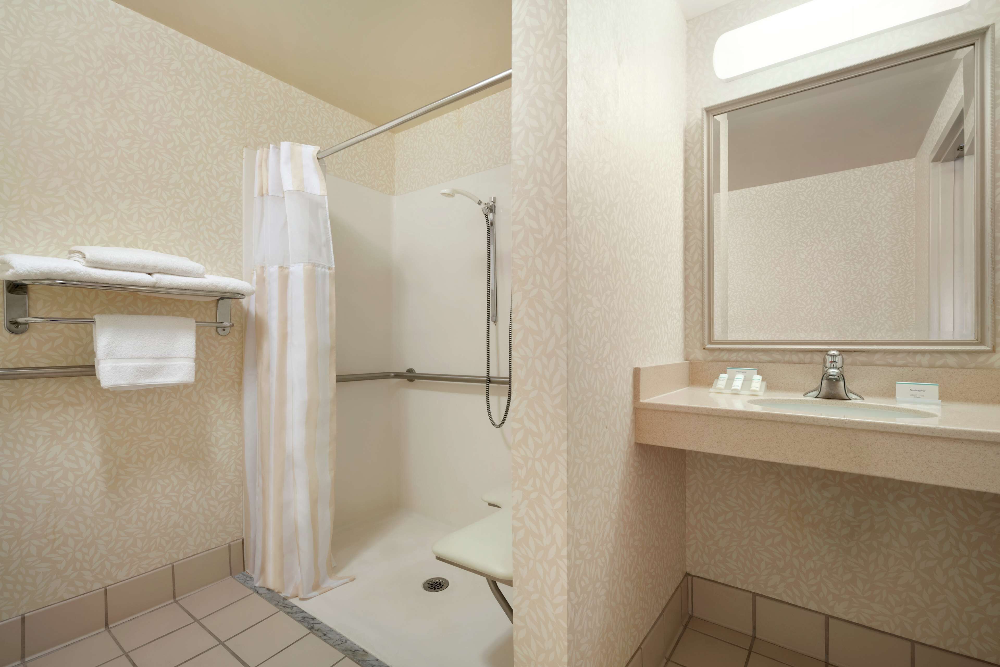 Un baño con ducha, inodoro y lavamanos.