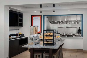 Tägliches nach Wunsch zubereitetes Frühstück (10.00 USD pro Person)