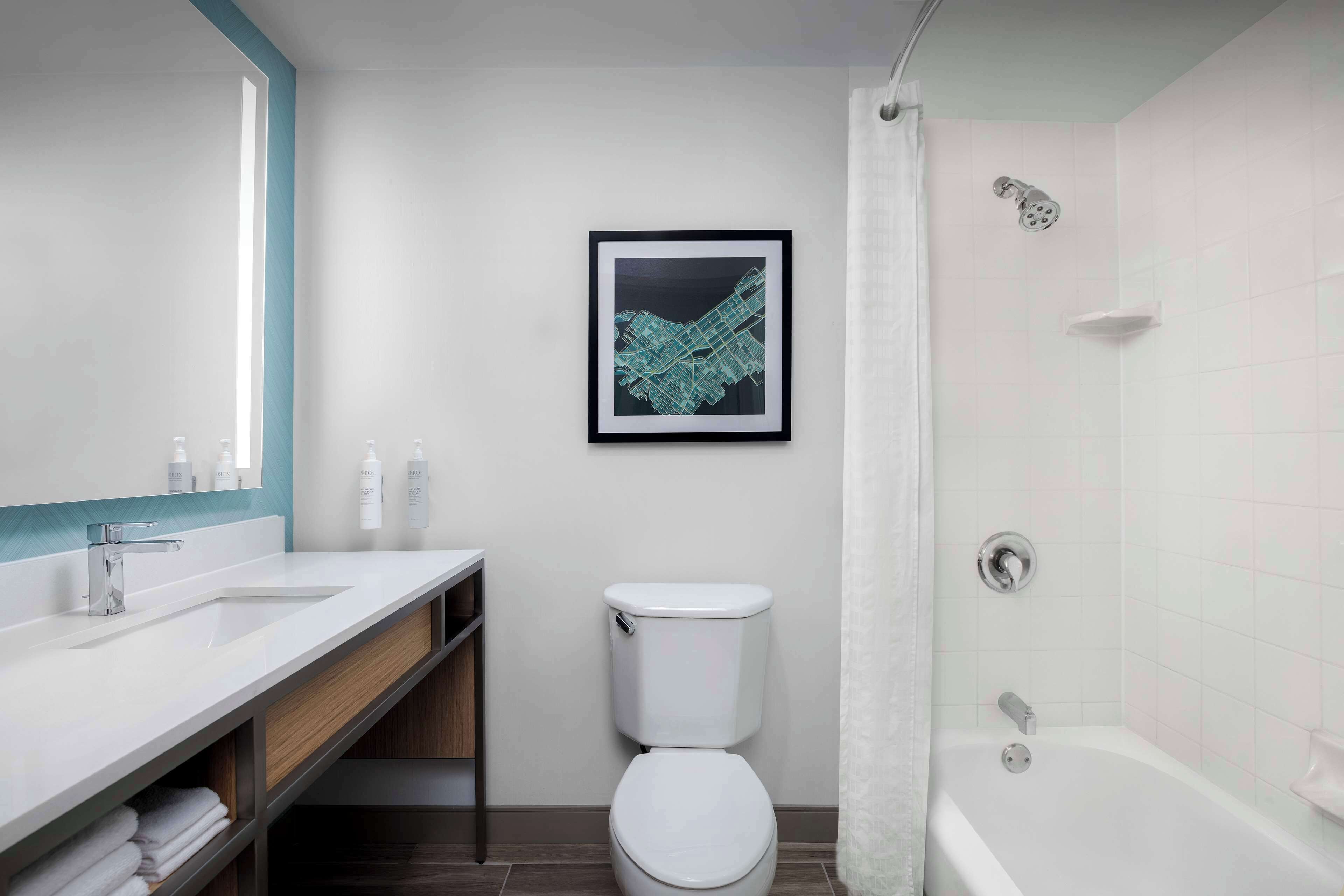 Un bagno moderno con un lavandino bianco, un water e una vasca da bagno.