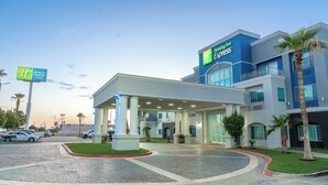A Holiday Inn Express hotel with a modern design, featuring a covered entrance and a well-maintained lawn. - Holiday Inn Express Hotel & Suites El Centro by IHG (El Centro)