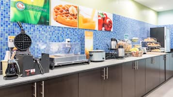 Café da manhã com buffet grátis todos os dias
