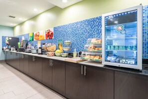 Una barra de desayuno con un refrigerador que exhibe diversos alimentos y una balanza digital.