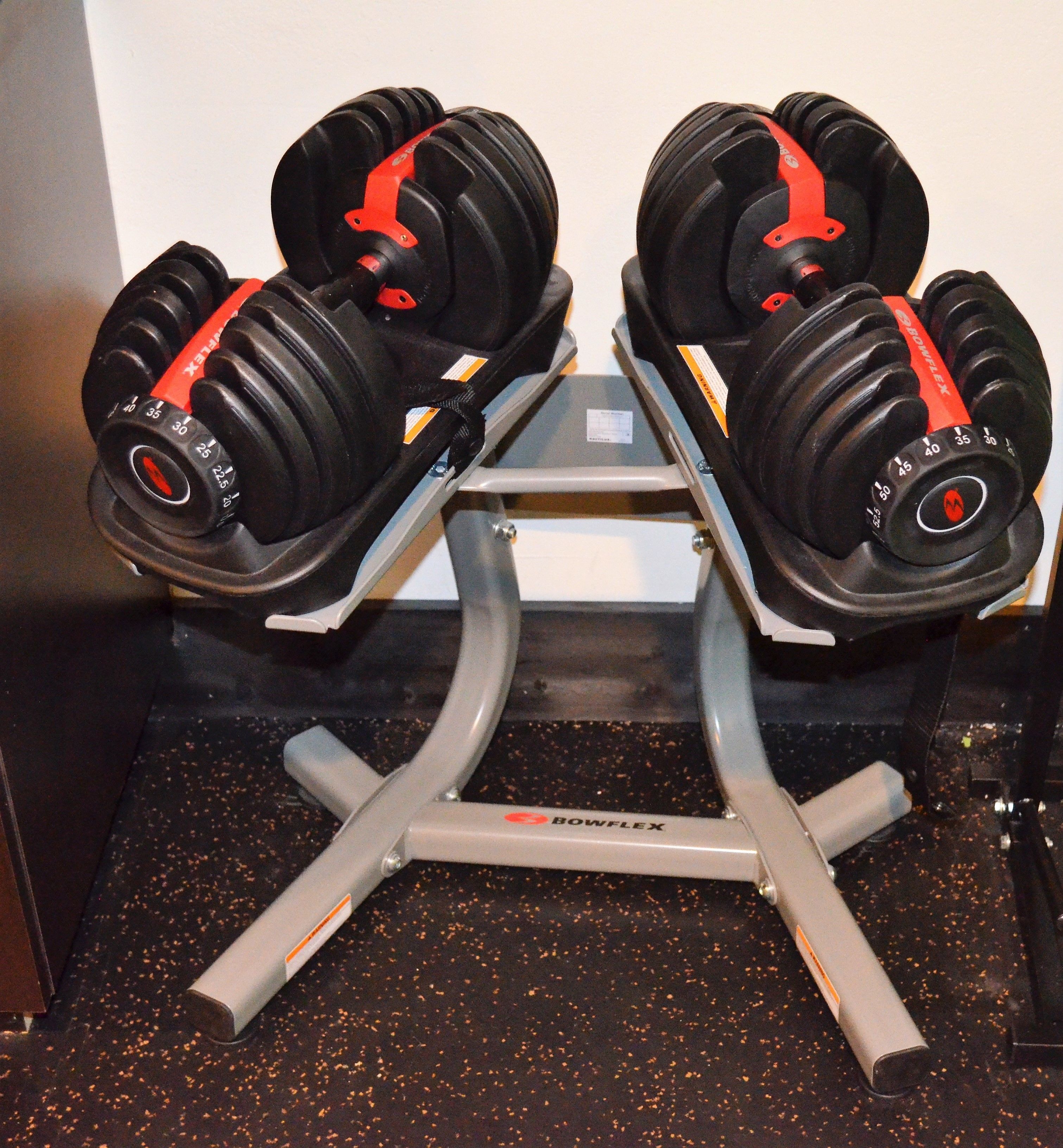 Een Bowflex verstelbare halterhouder met twee sets van 4,5 kilogram gewichten.