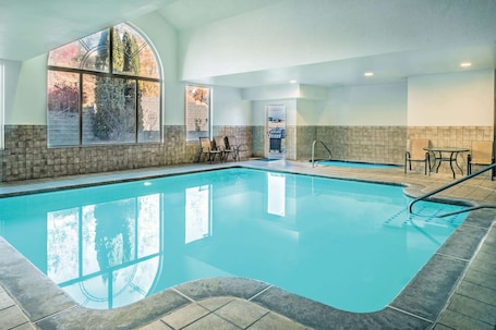 Indoor pool. La Quinta Inn & Suites by Wyndham Moscow Pullman