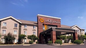 Un hotel La Quinta con facciata moderna, ingresso coperto e parcheggio.