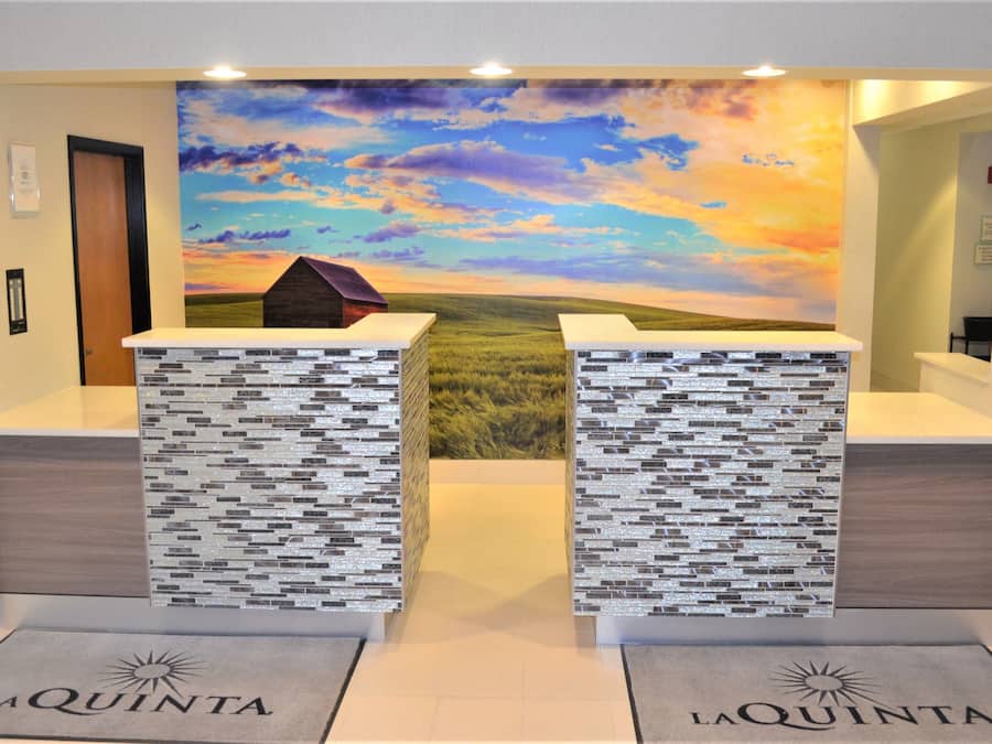 Check-in/check-out kiosk