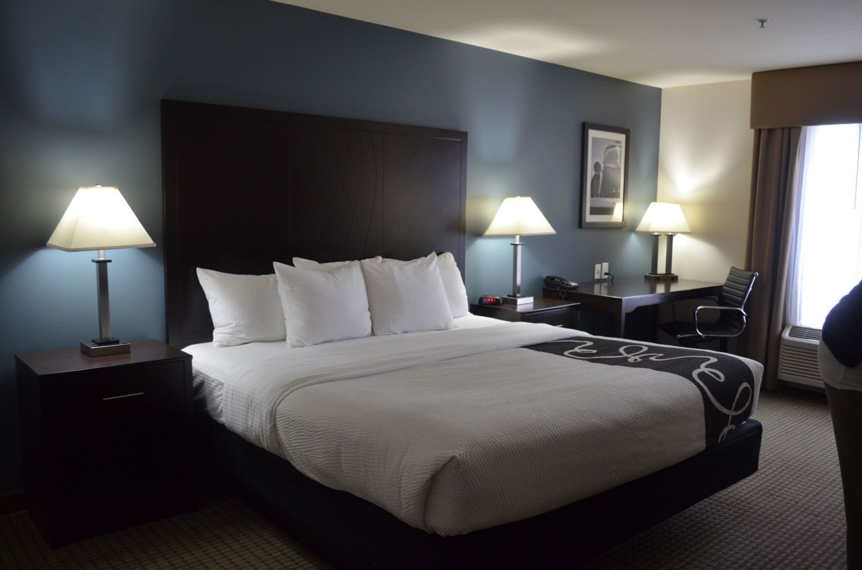 Ropa de cama de alta calidad, escritorio y cortinas blackout 