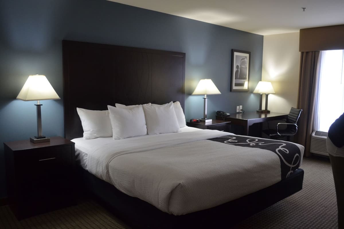 Ropa de cama de alta calidad, escritorio y cortinas blackout