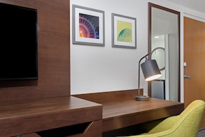 Habitació | Roba de llit hipoal·lergògena, escriptori i cortines opaques