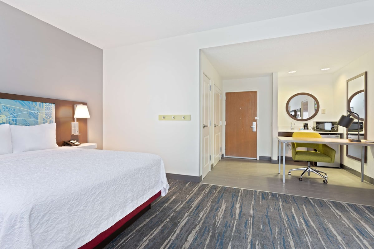Room, Accessible, Non Smoking | Hypo-allergenic bedding, desk, blackout drapes, iron/ironing board